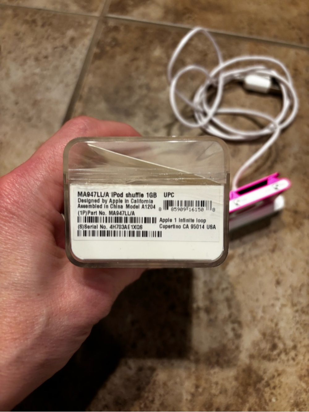 Apple iPod shuffle Pink with White Dock and Cable - Picture 4 of 5